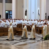 Abp Skworc do księży: Niech w czasie codziennej Eucharystii spada na was ogień łaski