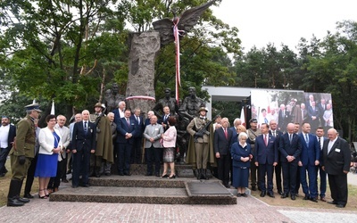 Do odsłonięcia pomnika zaproszono wiele osób.