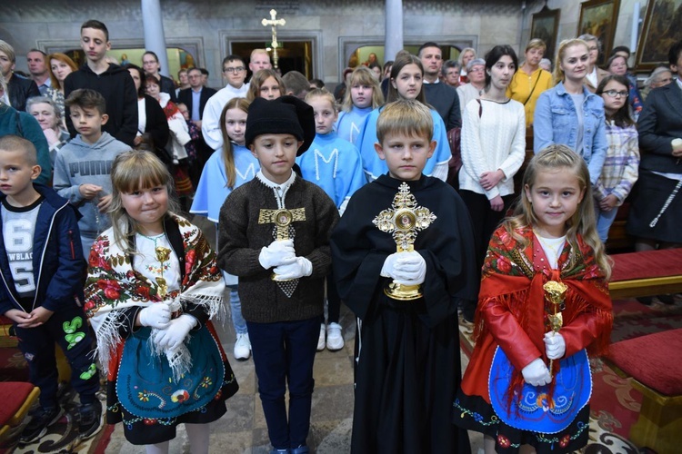 Dzieci niosły m.in. relikwie Franciszka i Hiacynty.