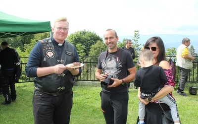 Po Mszy św. dla wszystkich uczestników przygotowano na placu przykościelnym piknik.