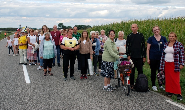 W drodze do sanktuarium Pani Ziemi Radomskiej. Na horyzoncie widać wieże kościoła sanktuaryjnego.