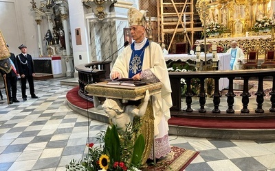 Bp Adam w czasie głoszenia homilii.