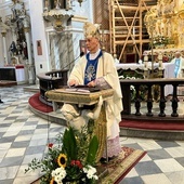 Bp Adam w czasie głoszenia homilii.