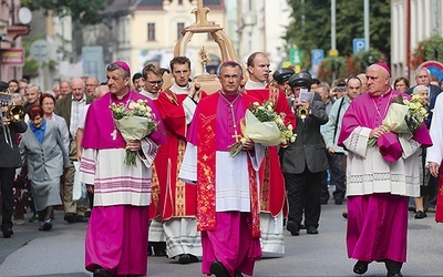 W procesji z udziałem trzech biskupów wierni przeszli do kościoła w Czeskim Cieszynie.