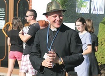 Ksiądz proboszcz już czeka, by błogosławić olejkiem radości.