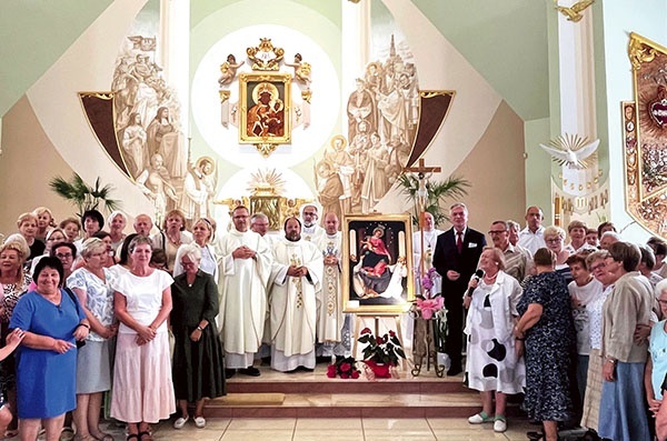 Kapłani i uczestnicy dnia skupienia przy wizerunku  MB z Pompejów.