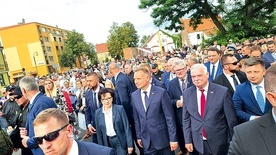 ◄	W lubińskich uroczystościach wzięli udział przedstawiciele rządu.