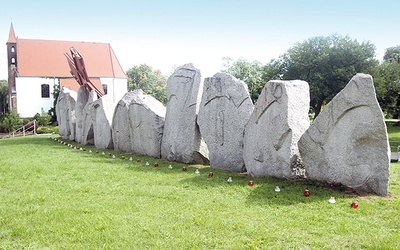 ▲	Pomnik Pamięci Ofiar Lubina ‘82 przy wzgórzu zamkowym w Lubinie.