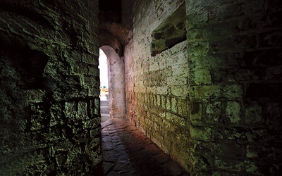 Korytarzyk łączący pomieszczenie ze świątynią.