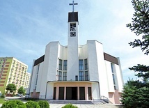 Świątynia położona jest w dominującej nad miastem dzielnicy.