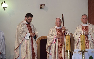 ▲	W placówkach katolickich nowy rok rozpoczęto uroczystymi Eucharystiami.