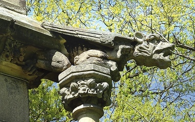 Gargulec na mauzoleum Donnersmarcków (Świerklaniec).