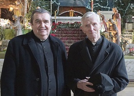 Ksiądz infułat Paweł Pyrchała (po prawej) i ks. Józef Dorosz, poprzedni i obecny proboszcz parafii św. Józefa w Zabrzu.