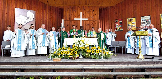 ▲	Uroczystej Eucharystii przewodniczył abp Alick Banda, metropolita Lusaki.