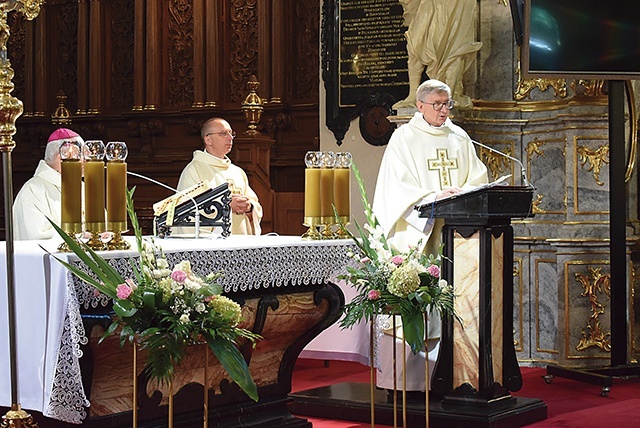 ▲	Słowa uznania i podziękowania przyjmował ks. Tadeusz Pawłowski SAC, kapelan sandomierskiego szpitala.