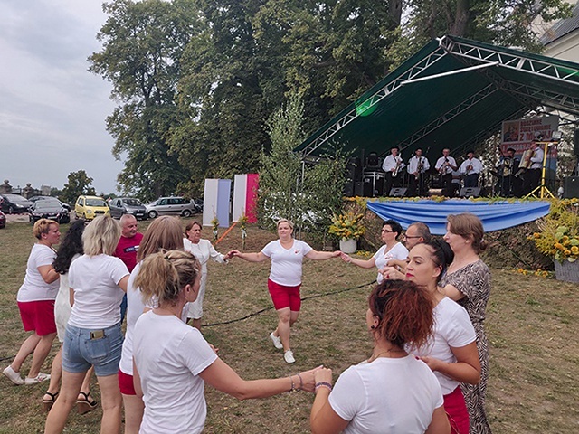 ▼	Nie zabrakło tańców i dobrej zabawy.