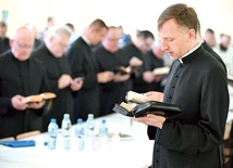 ▲	Na początku odmówiono liturgię godzin.