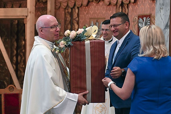 ▲	Katecheci, wręczając upominek, wyrazili nadzieję, że wieloletni opiekun będzie o nich pamiętał przy porannej kawie. 