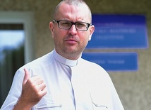 ◄	Ksiądz Karol Jasiński podkreśla, że warto wybrać studia zgodne ze swoimi zainteresowaniami.