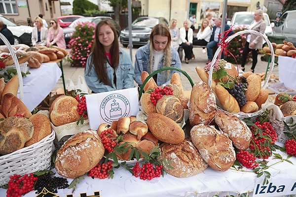 ▼	Na stoiskach rzemieślnicy zaprezentowali szeroki asortyment wyrobów piekarniczych.