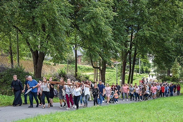 ▼	Na szczyt niesiony był wielki krzyż.