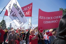 W miarę pokonywania kilometrów z sanktuarium św. Józefa do kościoła Najświętszego Serca Jezusowego liczba uczestników wzrastała.