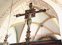 O wezwaniu przypomina m.in. krucyfiks  na belce tęczowej.  Figura Chrystusa pochodzi z ok. 1433 r.,  gdy wybudowano murowaną świątynię parafialną.