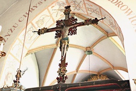 O wezwaniu przypomina m.in. krucyfiks  na belce tęczowej.  Figura Chrystusa pochodzi z ok. 1433 r.,  gdy wybudowano murowaną świątynię parafialną.