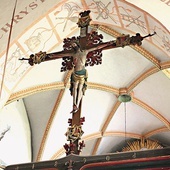 O wezwaniu przypomina m.in. krucyfiks  na belce tęczowej.  Figura Chrystusa pochodzi z ok. 1433 r.,  gdy wybudowano murowaną świątynię parafialną.