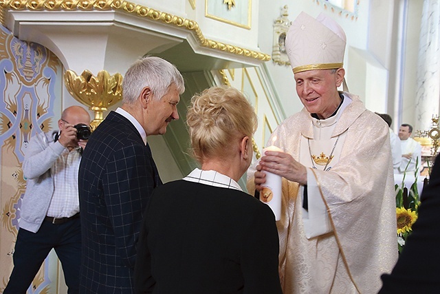 ▲	W czasie Mszy św. nastąpiło przekazanie posługi pary rejonowej dwóm małżeństwom z rejonu rypińskiego i przasnyskiego.