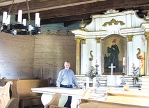 ▲	Ksiądz Jarosław Borek, duszpasterz tej parafii, sprawuje tu Msze św.  przy świecach.