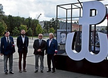 ▲	Atrakcyjną wystawę o Armii Krajowej można oglądać przed Centrum Historii Zajezdnia. Szczególnie zaproszeni są nauczyciele z uczniami.