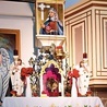 ▲	Podobnych miejsc jest tylko kilka w całej Polsce. Na zdjęciu ołtarz boczny z nowym relikwiarzem z fragmentem szaty świętej.