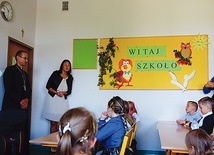 ▲	Biskup Maciej odwiedził pierwszoklasistów. Były rozmowy m.in. o ulubionych przedmiotach szkolnych, a na koniec błogosławieństwo. 