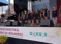 ▲	Oprócz artystów znanych publiczności w Polsce, na scenie zaprezentowały się zespoły z gminy Pawłów.