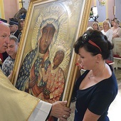 ▲	Pamiątką obchodów będzie obraz MB Częstochowskiej namalowany przez artystkę Zuzannę Gajos, a poświęcony przez ordynariusza.