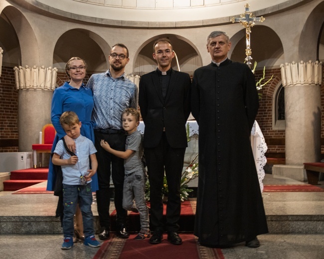 Z ks. A. Hontim proboszcz ks. Zbigniew Gaczyński oraz Kamila i Radosław Rzepkowie z synami.