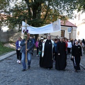 Wyjście pielgrzymki spod bazyliki katedralnej w Sandomierzu.
