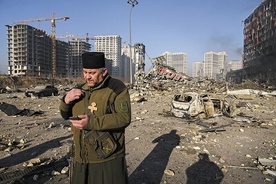Modlitwa w zbombardowanej  przez Rosjan dzielnicy Kijowa (marzec 2022 r.).