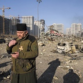 Modlitwa w zbombardowanej  przez Rosjan dzielnicy Kijowa (marzec 2022 r.).