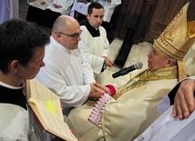 Przed biskupem klęczy Piotr Bortkiewicz,  były mazurski gangster.