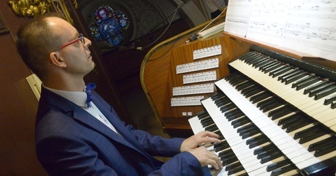 Na organach kolegiaty, największego instrumentu w diecezji radomskiej, zagrał Bogdan Stępień.