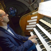 Na organach kolegiaty, największego instrumentu w diecezji radomskiej, zagrał Bogdan Stępień.