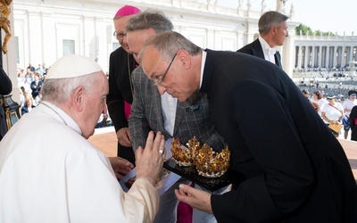 Papież Franciszek pobłogosławił nowe korony dla piety skrzatuskiej