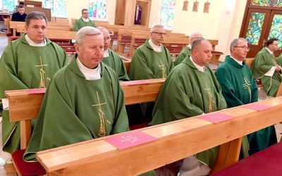 Uczestnicy rekolekcji w czasie wspólnej Eucharystii.