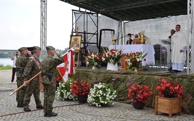 Msza św. polowa na nadwiślańskim bulwarze w Sandomierzu.