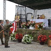 Msza św. polowa na nadwiślańskim bulwarze w Sandomierzu.
