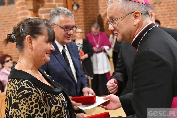 Wręczenie odznaczenia Zasłużony dla Diecezji Zielonogórsko-Gorzowskiej