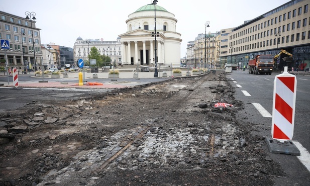 Robotnicy odkopali na pl. Trzech Krzyży zabytkowy bruk i tory tramwajowe