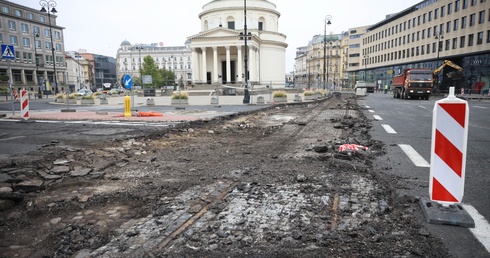 Robotnicy odkopali na pl. Trzech Krzyży zabytkowy bruk i tory tramwajowe